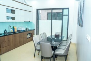 Peti sejuk/penyejuk beku saiz penuh, ketuhar gelombang mikro, ketuhar 