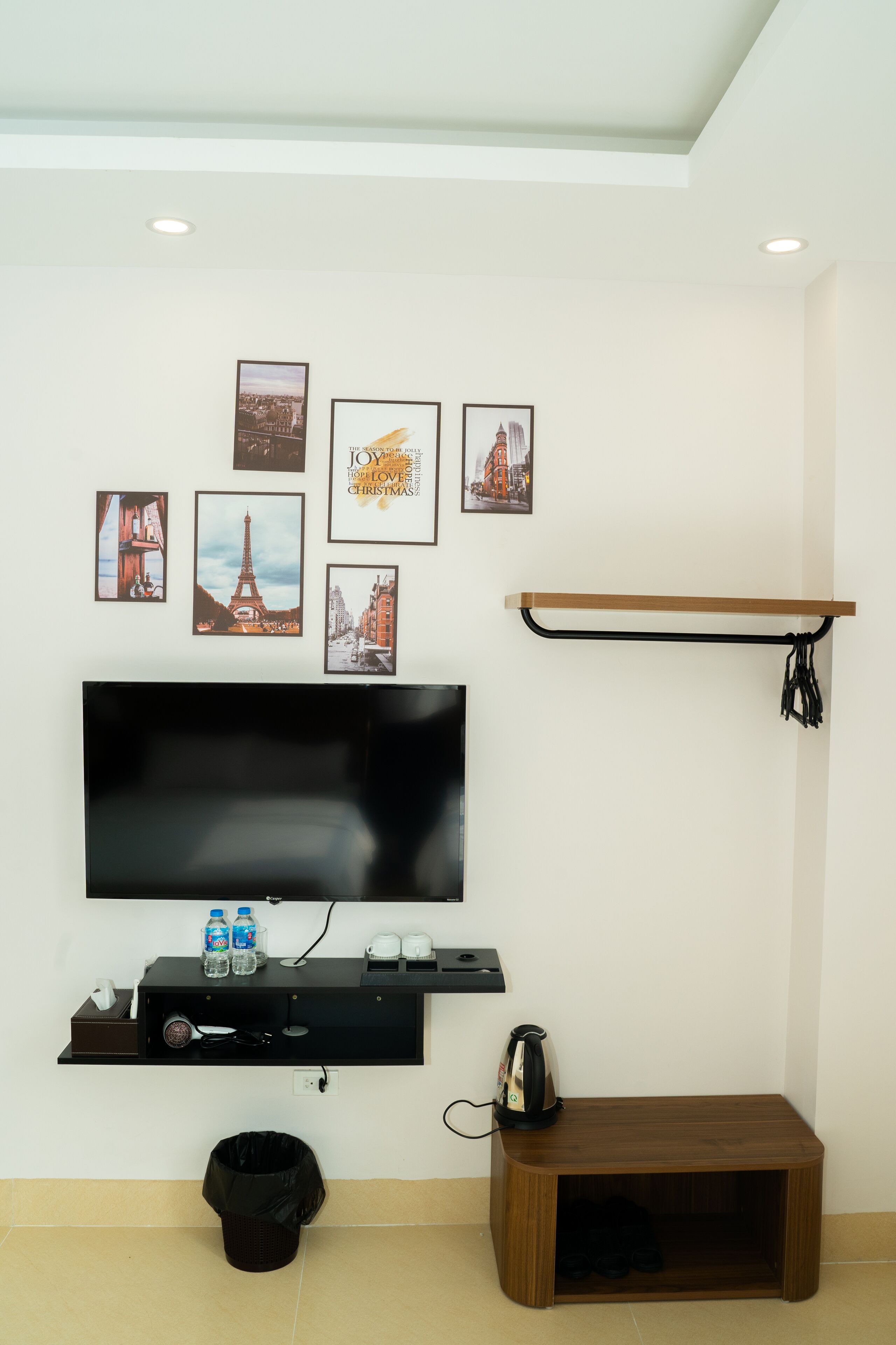 Family Room | Meja, ruang kerja komputer riba, Wi-fi percuma 