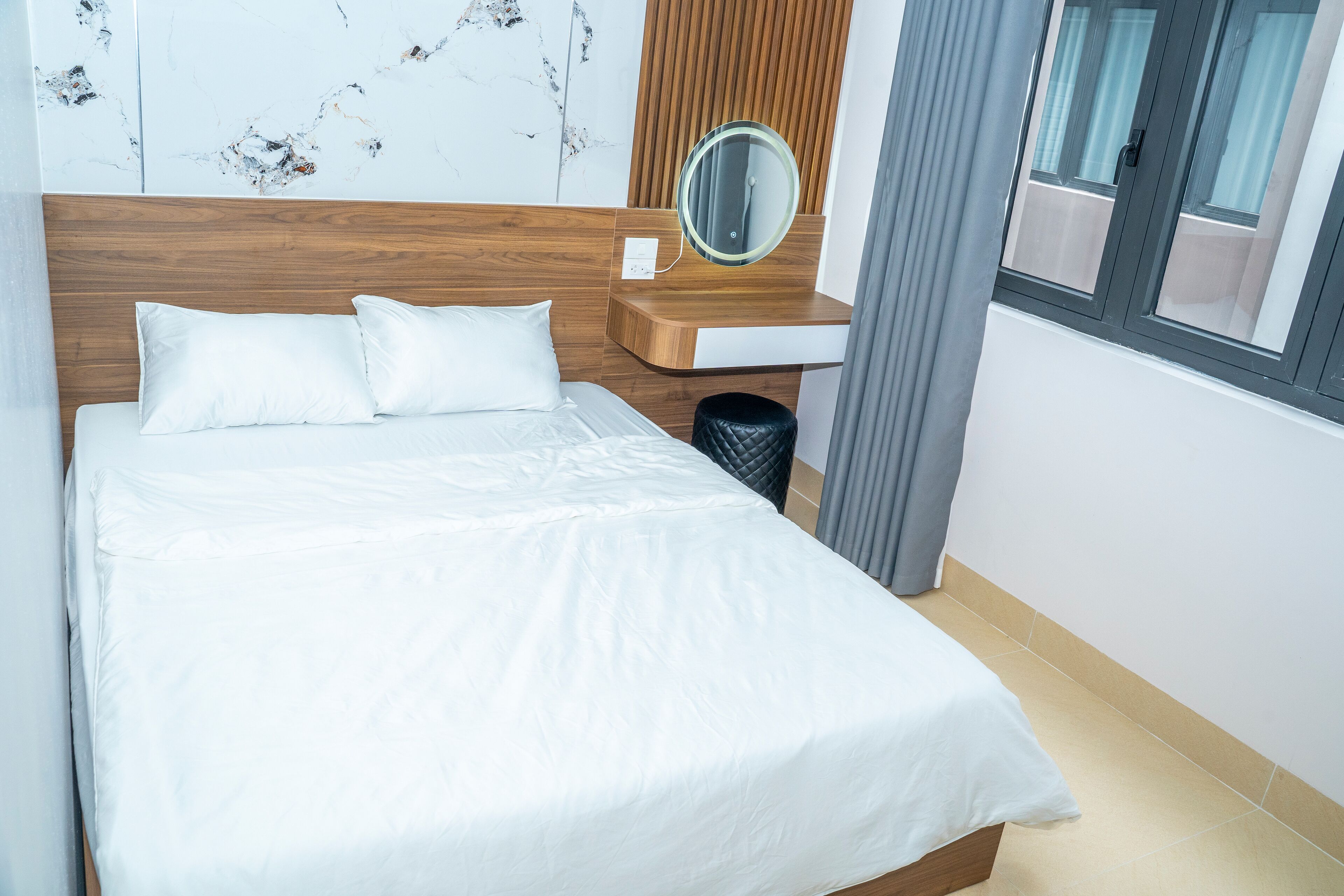 Basic Room | Meja, ruang kerja komputer riba, Wi-fi percuma 