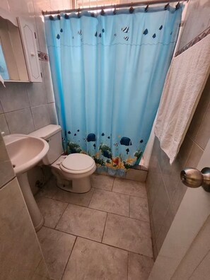 Shower, towels, toilet paper - Dolphin Beach Villages / The Little Jungle (Guánica)