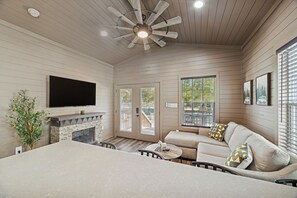TV, fireplace - Everstead Cottage - Cabin 3 (Plantersville)
