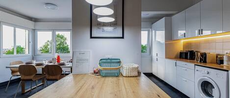 Een koelkast, een microgolfoven, een oven, een kookplaat