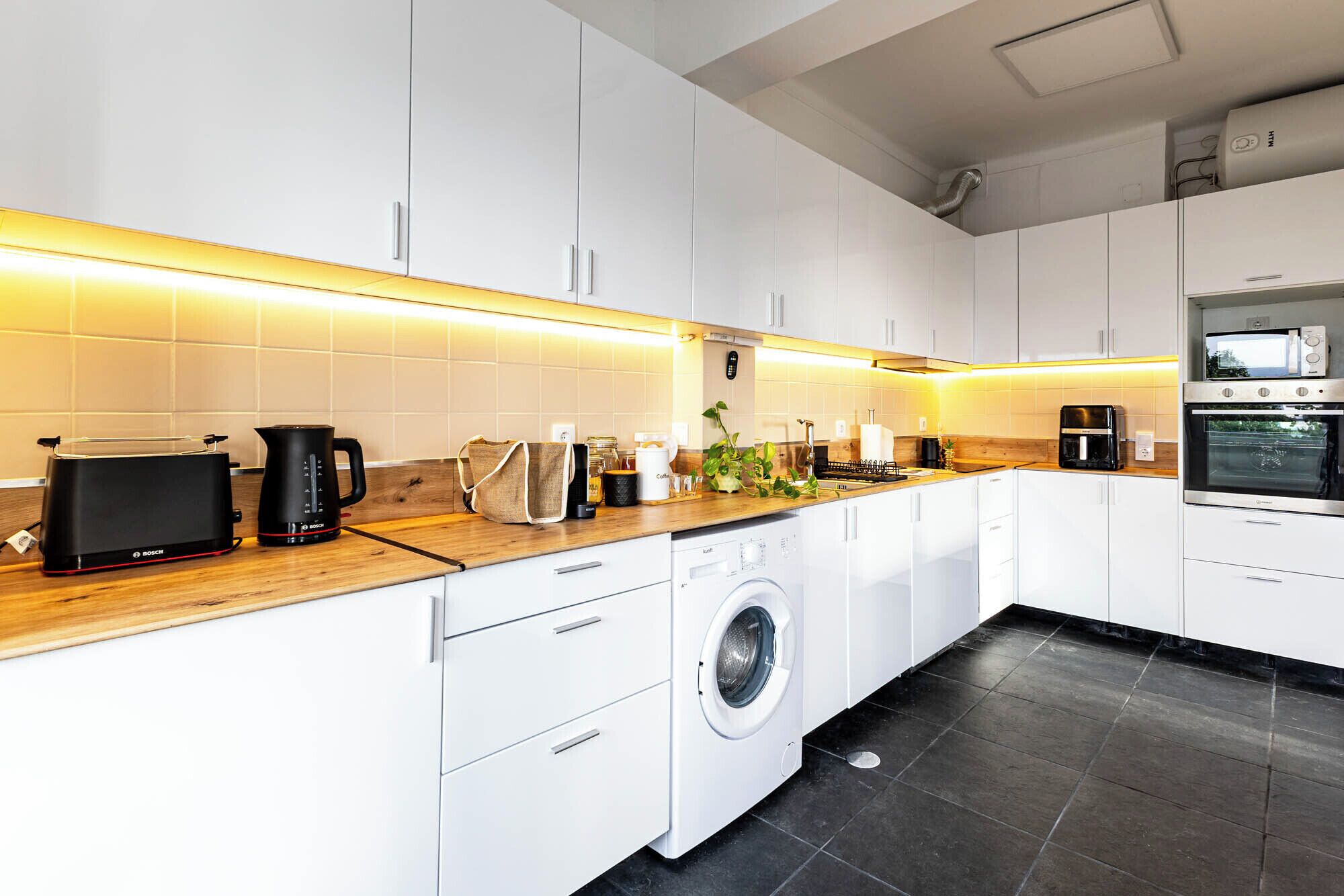 Frigorifero, microonde, forno, piano cottura