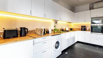 Frigorifero, microonde, forno, piano cottura