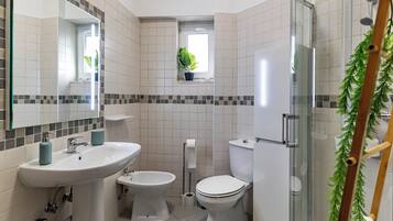 Een douche, een haardroger, een bidet, handdoeken