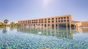 Apartamento Deluxe, balcón | Zona de estar | Juguetes