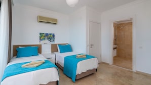 A hotel room with two beds, a shower, and a bathroom. - Villa Vala in Kalkan (Kaş)