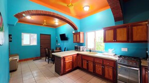 Frigorífico, microondas, horno y placa de cocina