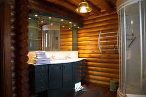 Douche, articles de toilette gratuits, sèche-cheveux