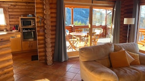 Televisión y chimenea 