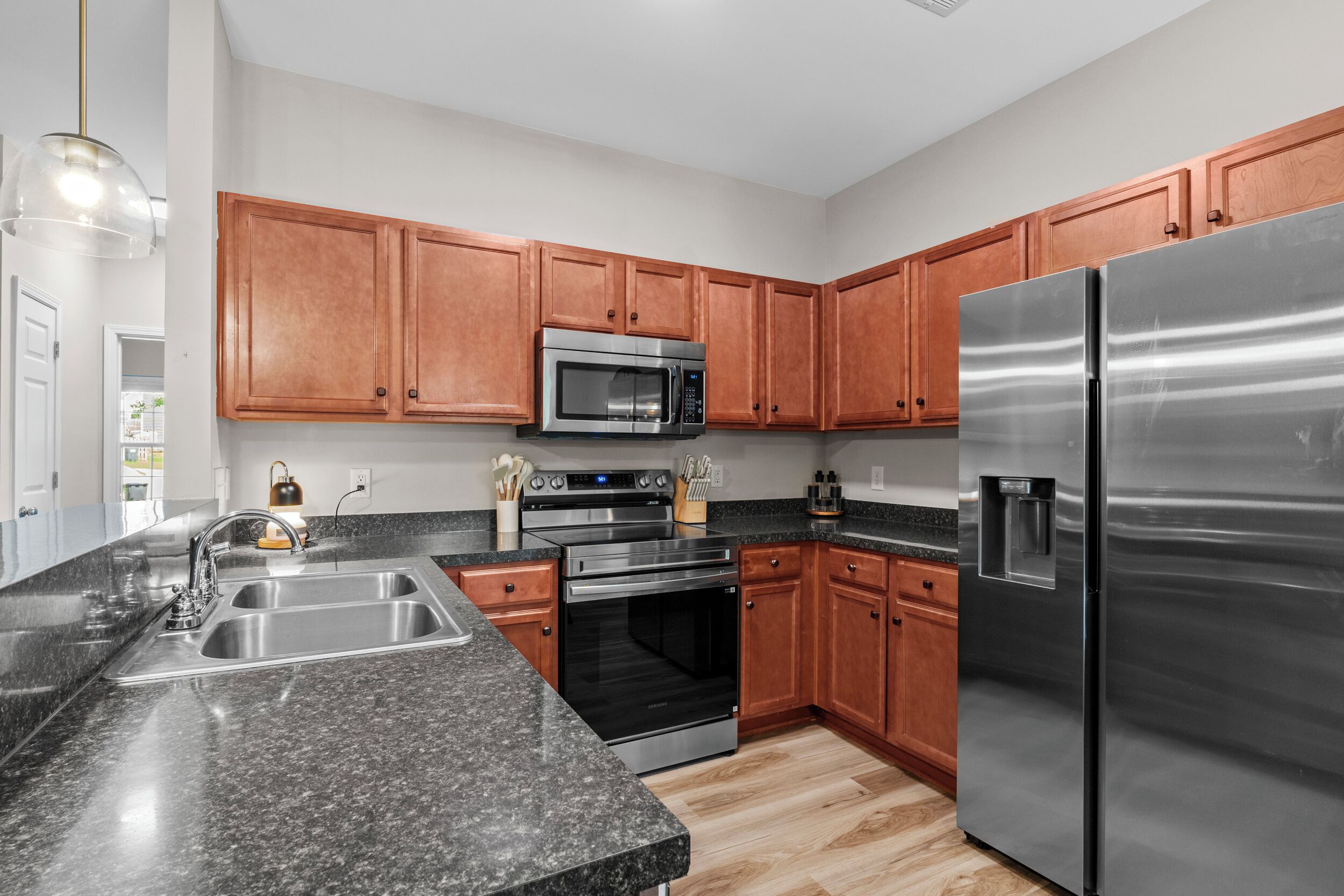 Een koelkast, een magnetron, een oven, een kookplaat