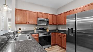 Een koelkast, een magnetron, een oven, een kookplaat