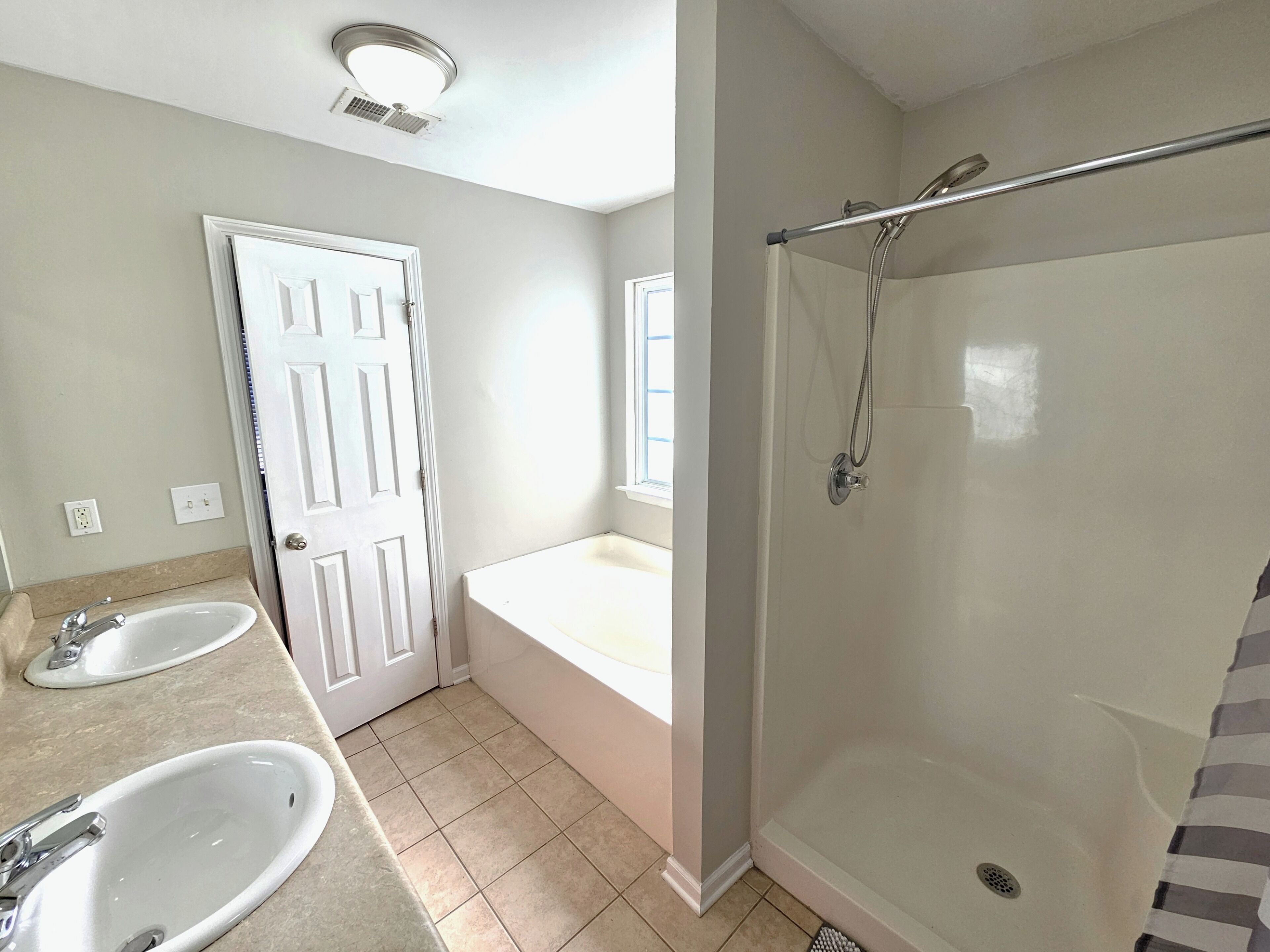 Een haardroger, handdoeken