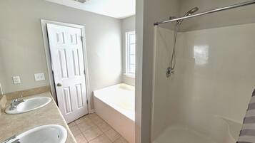 Een haardroger, handdoeken