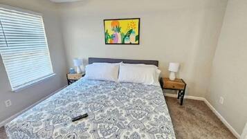 Een strijkplank/strijkijzer, wifi, beddengoed