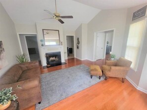 TV, fireplace - Northeast Cola 2 bedroom Retreat (Richland County)