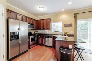 Cookware/dishes/utensils - Classy 3 br Townhouse (Lexington County)