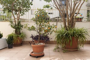 Apartamento Deluxe, 2 habitaciones, cocina básica, vistas a la ciudad | Terraza o patio