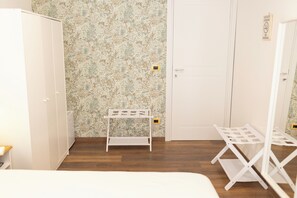 Free minibar, in-room safe, blackout drapes, iron/ironing board - mare nel cuore rooms (Salerno)