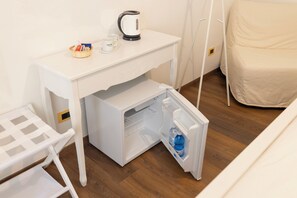 Tallelokero huoneessa, pimennysverhot, silitysrauta/-lauta