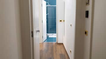 Deluxe-Apartment, 2 Schlafzimmer, Kochnische, Stadtblick | Zimmersafe, Verdunkelungsvorhänge, Bügeleisen/Bügelbrett