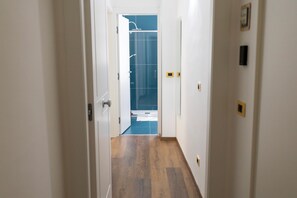 Deluxe-Apartment, 2 Schlafzimmer, Kochnische, Stadtblick | Zimmersafe, Verdunkelungsvorhänge, Bügeleisen/Bügelbrett