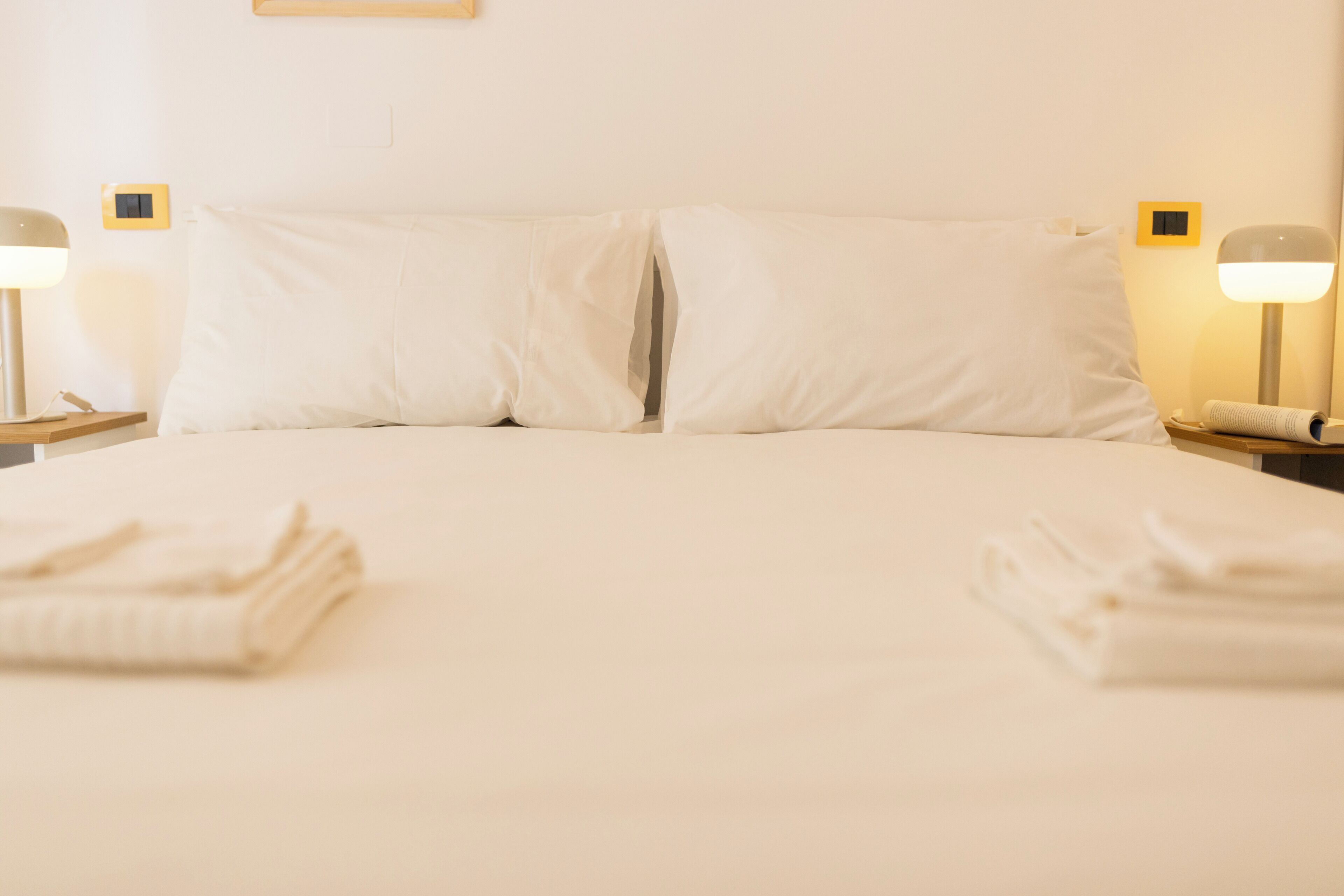 Una cassaforte in camera, tende oscuranti, ferro/asse da stiro