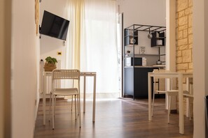 30-Zoll-Smart-TV mit Satellitenempfang