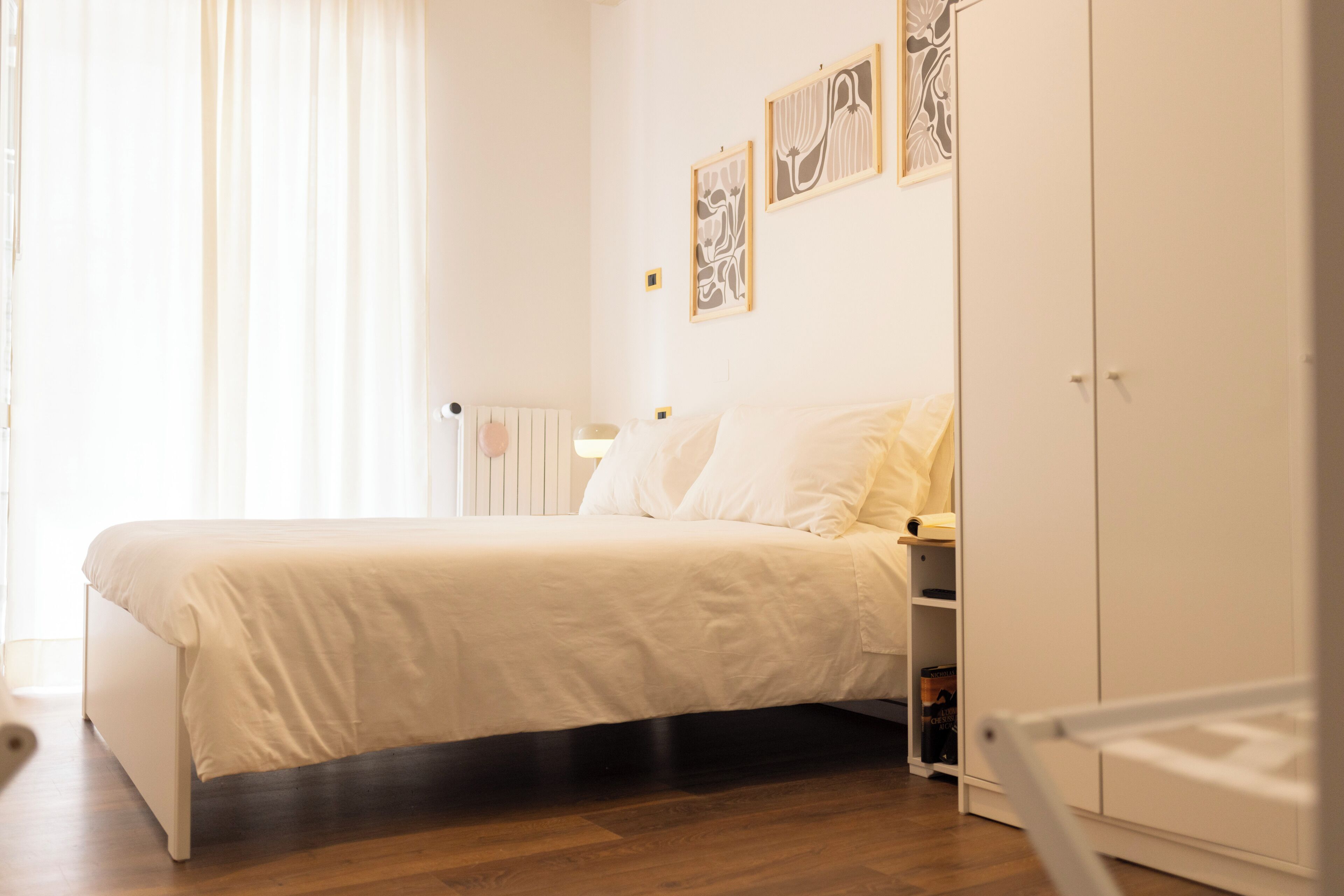 Zimmersafe, Verdunkelungsvorhänge, Bügeleisen/Bügelbrett