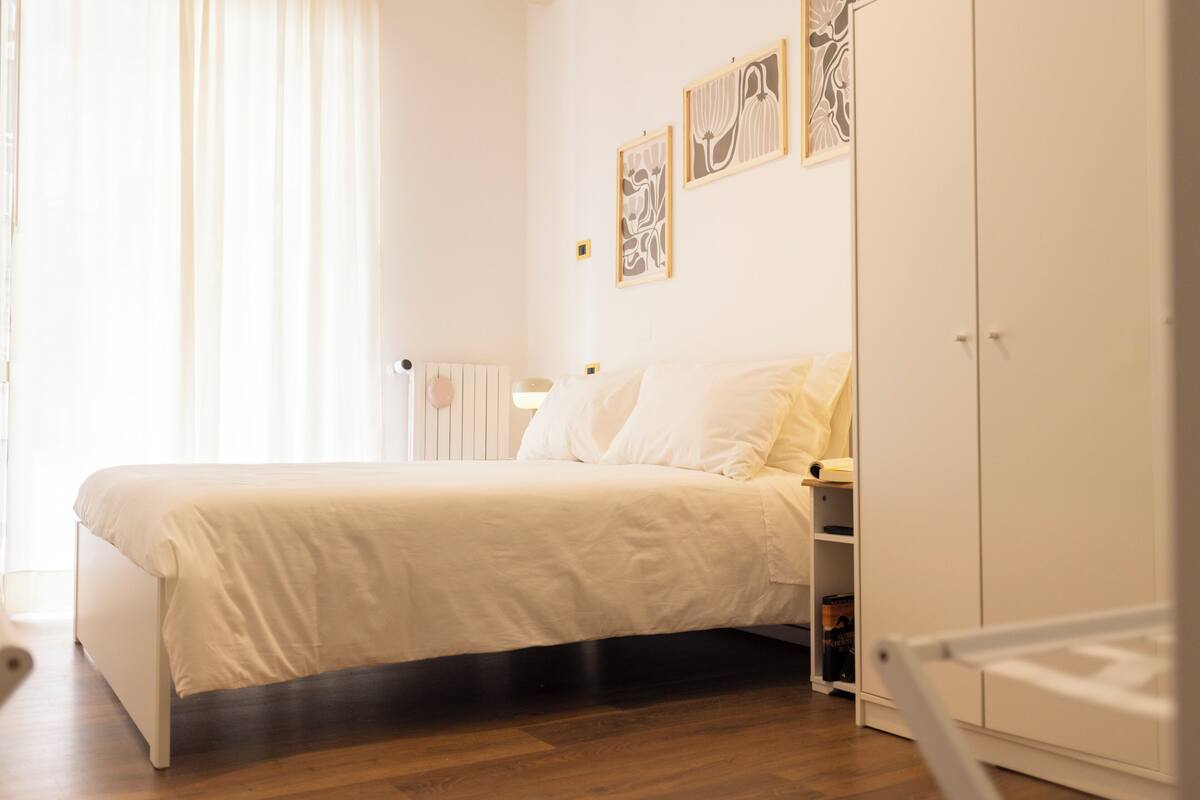 Zimmersafe, Verdunkelungsvorhänge, Bügeleisen/Bügelbrett