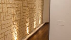 Un mur à texture avec des luminaires encastrés.