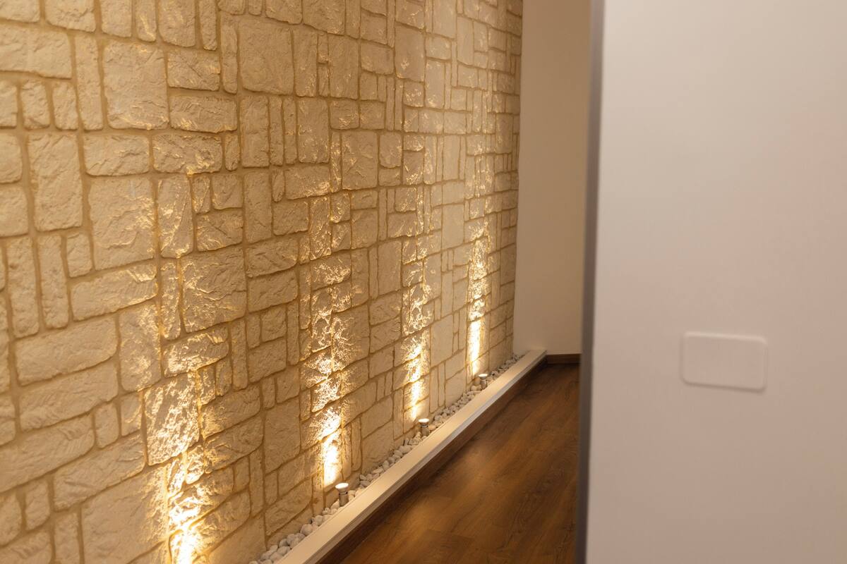 Eine strukturierte Wand mit eingelassenen Leuchten.