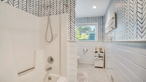 Shower, hair dryer, towels - Charming, Family-Friendly Getaway in Westhampton, Just Minutes from the... (Westhampton)