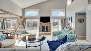 Smart TV, fireplace, stereo - Charming, Family-Friendly Getaway in Westhampton, Just Minutes from the... (Westhampton)