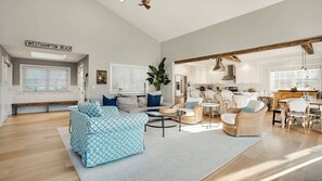 Smart TV, fireplace, stereo - Charming, Family-Friendly Getaway in Westhampton, Just Minutes from the... (Westhampton)