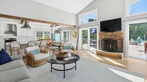 Smart TV, fireplace, stereo - Charming, Family-Friendly Getaway in Westhampton, Just Minutes from the... (Westhampton)