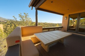 Outdoor dining - Luxury Adobe Estate Above Santa Fe with Vistas & Spa-Inspired Amenities (Santa Fe)