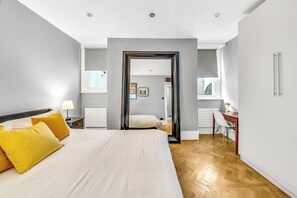 Iron/ironing board, WiFi, bed sheets - Amazing Spacious Chelsea 2Bed 2Bth, private garden & pet friendly. (London)
