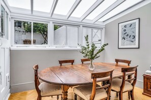 Dining - Amazing Spacious Chelsea 2Bed 2Bth, private garden & pet friendly. (London)