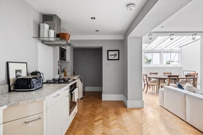 Microwave, oven, stovetop, dishwasher - Amazing Spacious Chelsea 2Bed 2Bth, private garden & pet friendly. (London)