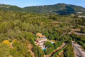 Villa Elea est une villa dotée d’une piscine et d’un espace extérieur aménagé, entourée d’une forêt dense et avec des montagnes en toile de fond.