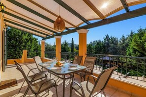 Outdoor dining - Villa Koumquat by Villa Plus (Paleokastritsa)