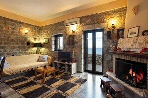 2 bedrooms, Internet - Taenarioum Antico - Mani Stone Tower With Sea View (East Mani)