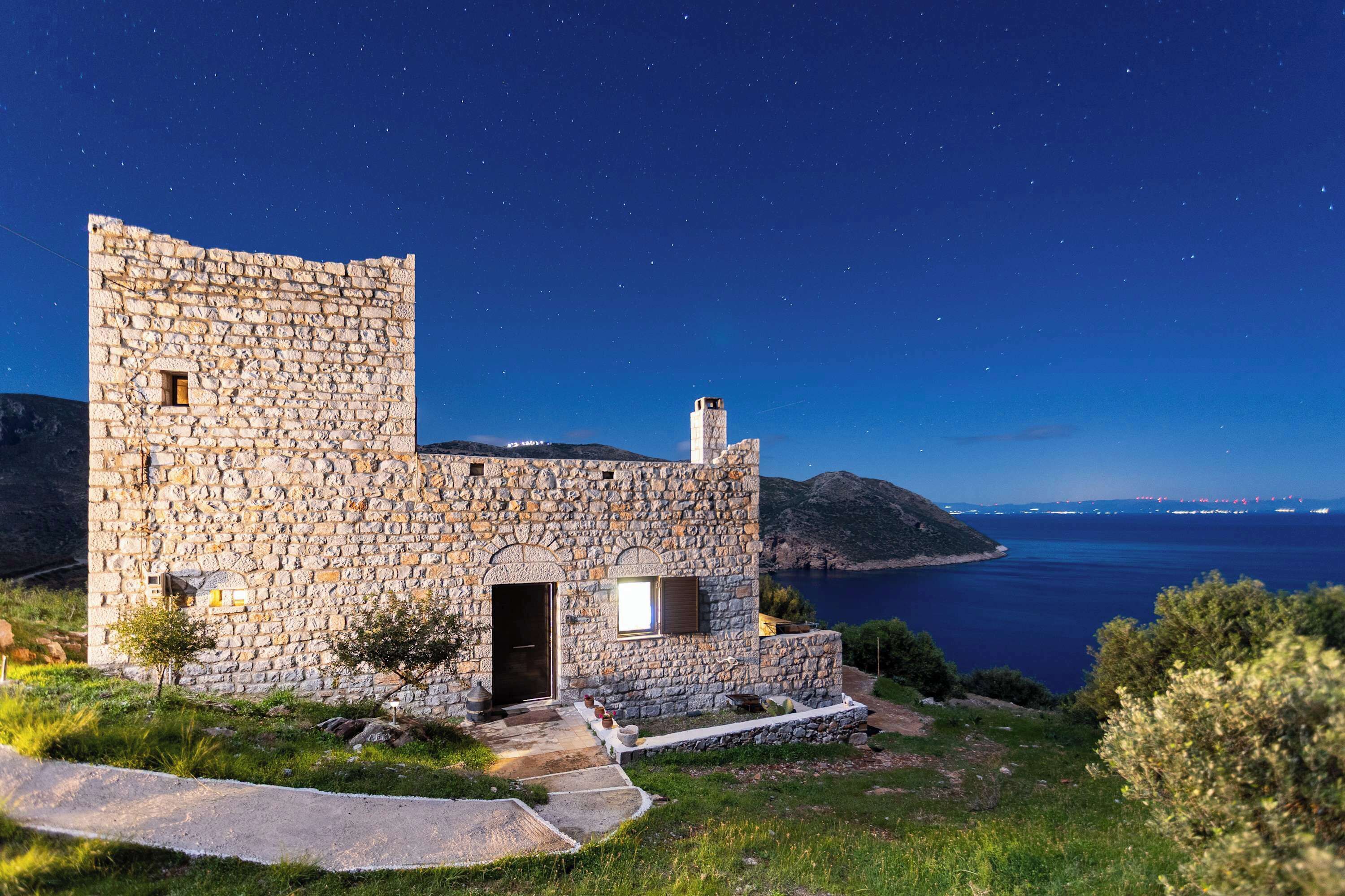 Un edificio de piedra con una torre, una puerta y una ventana.