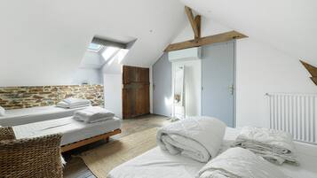 4 bedrooms, iron/ironing board, WiFi