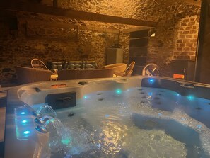 Indoor spa tub - Eco-Gîte La Charmante Des Vallons: Spacious Retreat with Spa and Stone Annex (Vallons-de-l'Erdre)