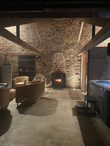 Eco-Gîte La Charmante Des Vallons: Spacious Retreat with Spa and Stone Annex