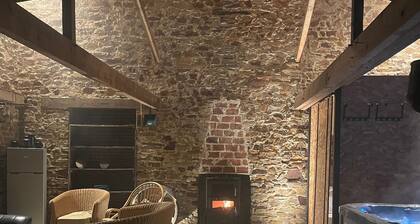 Eco-Gîte La Charmante Des Vallons: Spacious Retreat with Spa and Stone Annex