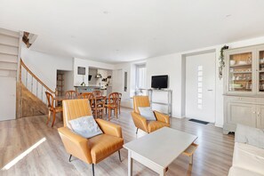 TV - Eco-Gîte La Charmante Des Vallons: Spacious Retreat with Spa and Stone Annex (Vallons-de-l'Erdre)