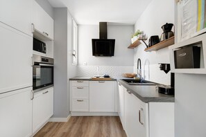 Réfrigérateur, micro-ondes, four, plaque de cuisson